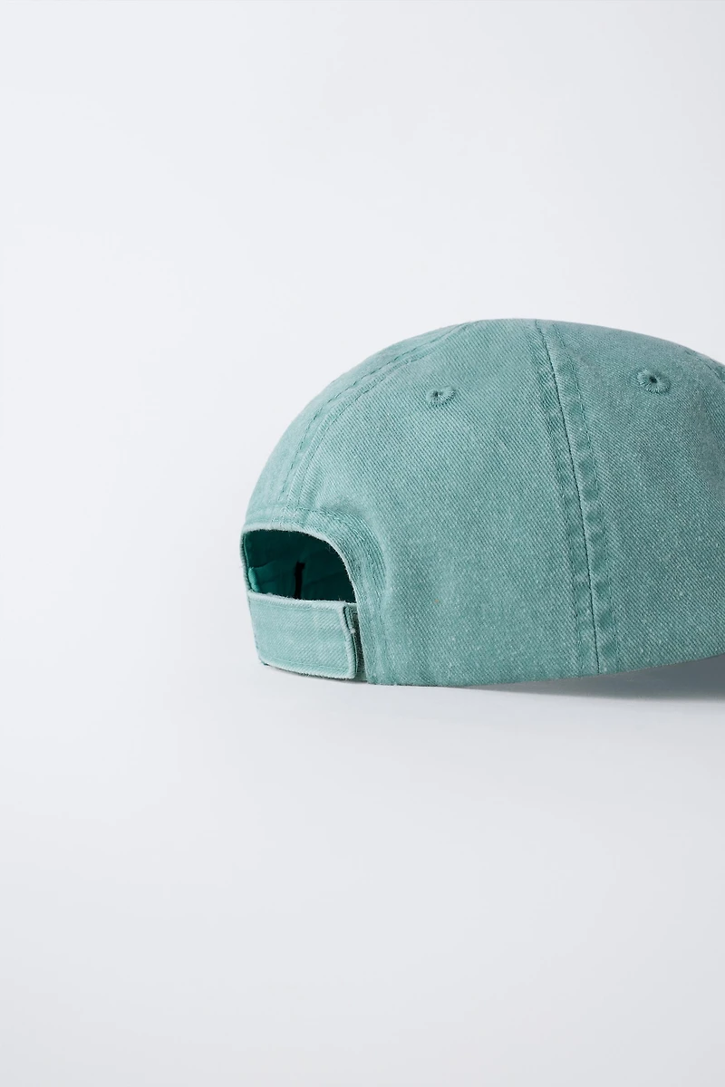 CASQUETTE EFFET DÉLAVÉ AVEC PIÈCE