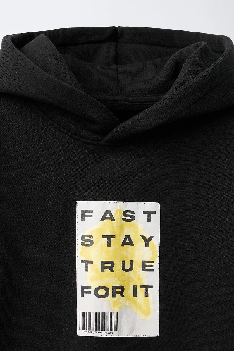 SWEAT À CAPUCHE DOUBLE MANCHE ÉTIQUETTE