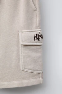 STRAIGHT FIT GRAFFITI CARGO PLUSH SHORTS