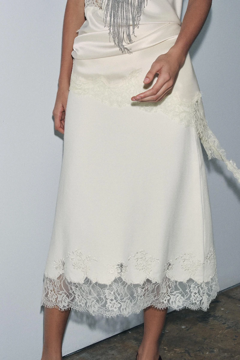 JUPE MI-LONGUE EN MAILLE FANTAISIE ET DENTELLE