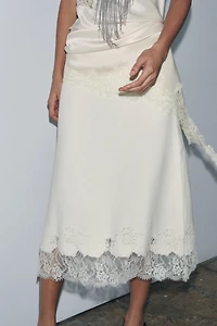 JUPE MI-LONGUE EN MAILLE FANTAISIE ET DENTELLE