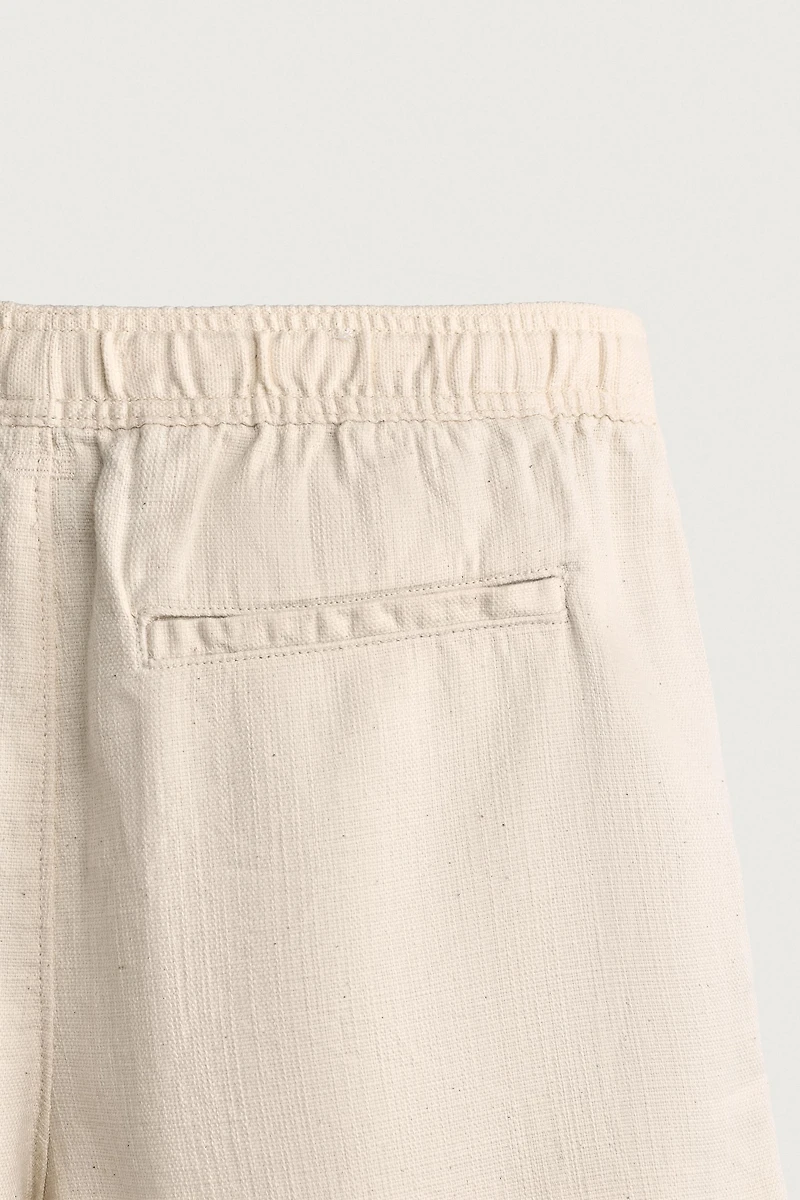 SHORT REGULAR FIT STRUCTURÉ