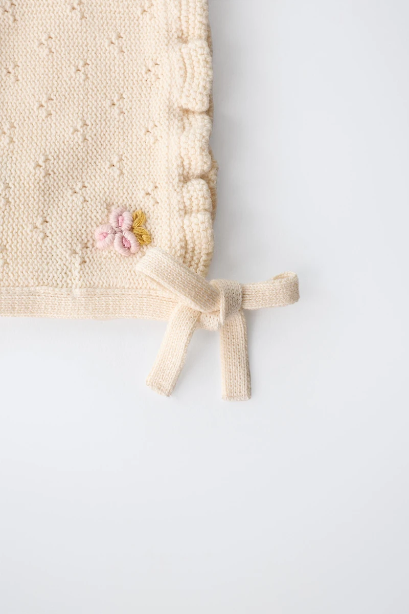EMBROIDERED FLOWER KNIT BONNET