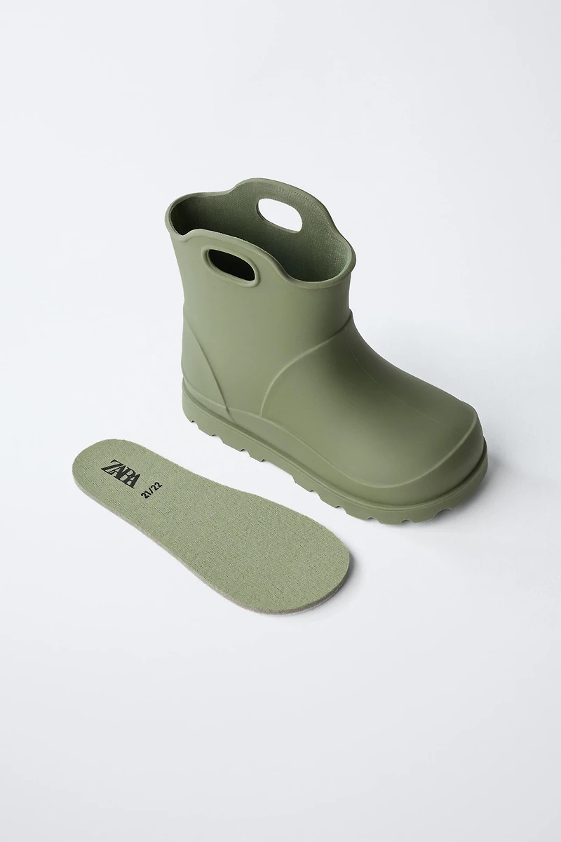 RAIN BOOTS