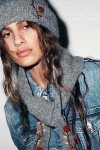 BONNET BEANIE EN MAILLE BRODERIES FLEURS