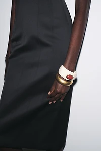 PACK OF RESIN AND METAL BRACELETS