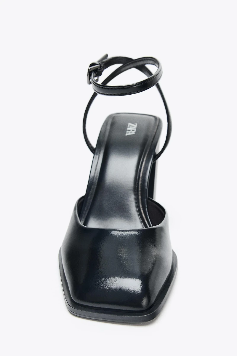 CHAUSSURES OUVERTES À BOUT CARRÉ ET TALONS