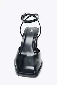 CHAUSSURES OUVERTES À BOUT CARRÉ ET TALONS