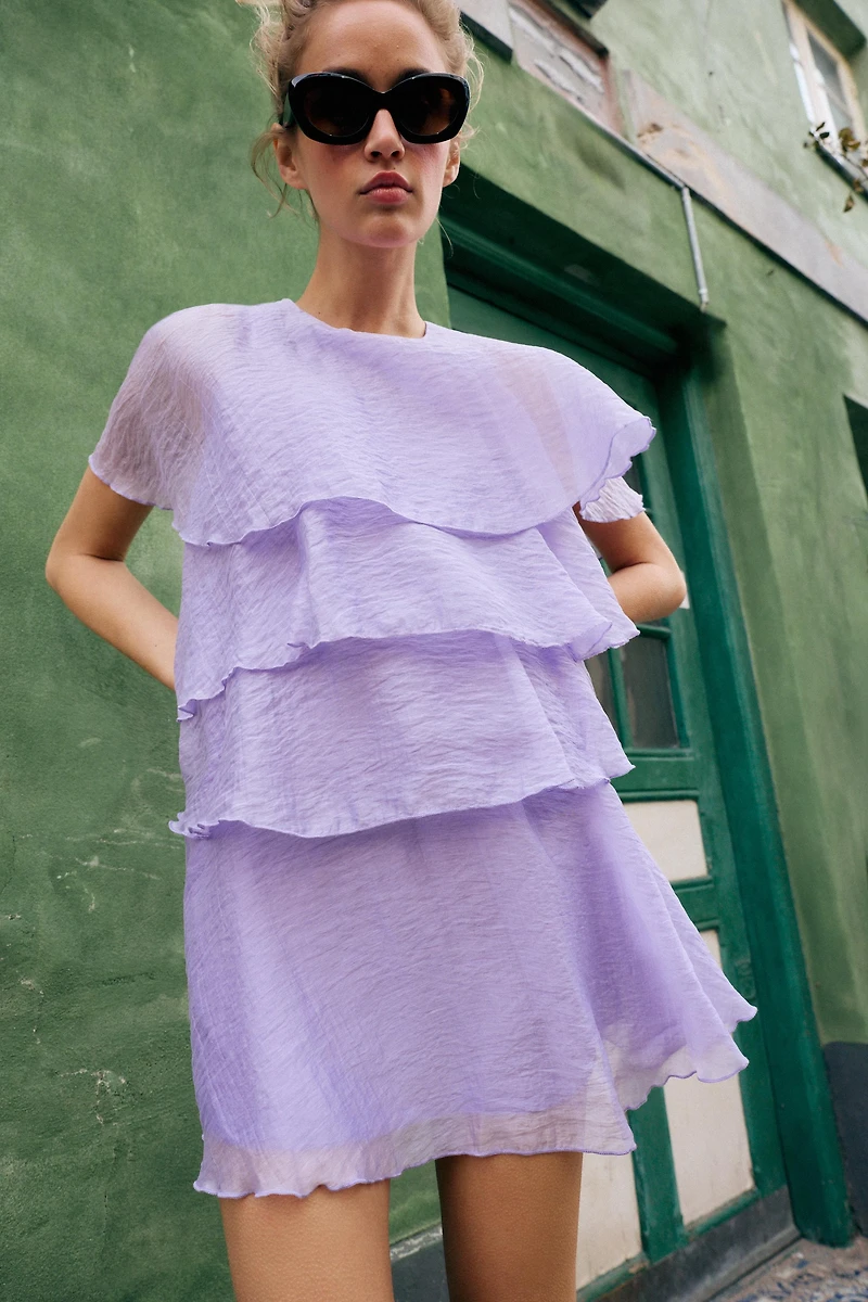 ROBE COURTE À VOLANTS