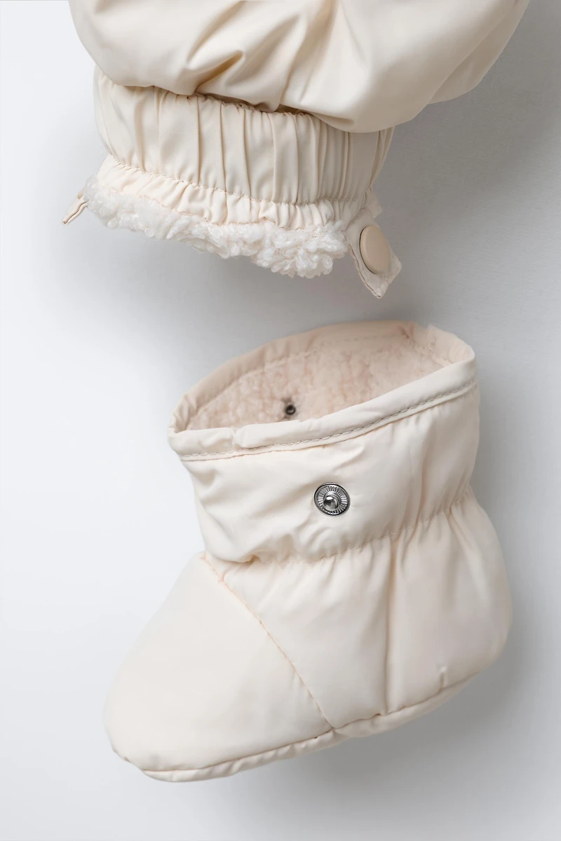 COMBINAISON EN NYLON AVEC MOUFLES ET CHAUSSONS AMOVIBLES