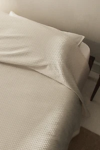 BEDSPREAD WITH POLKA DOT DESIGN