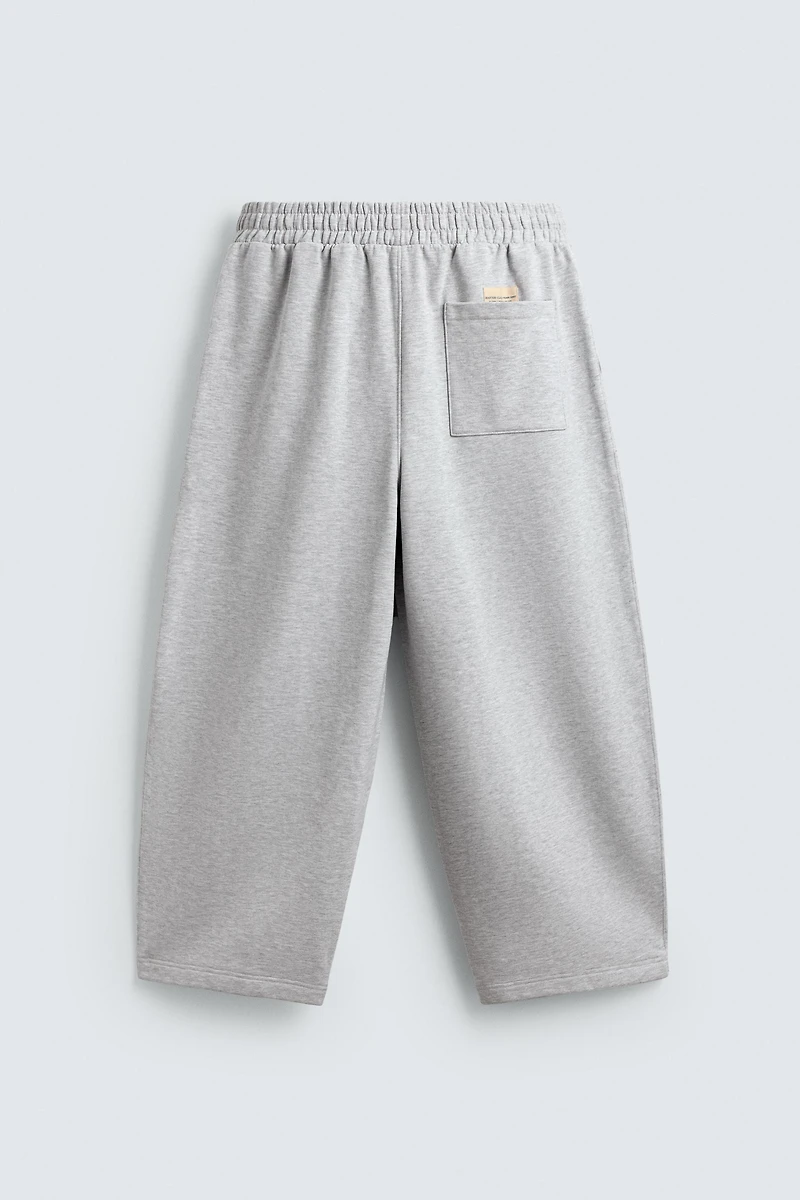 PANTALON DE JOGGING COUPE BALLON AVEC PIÈCE