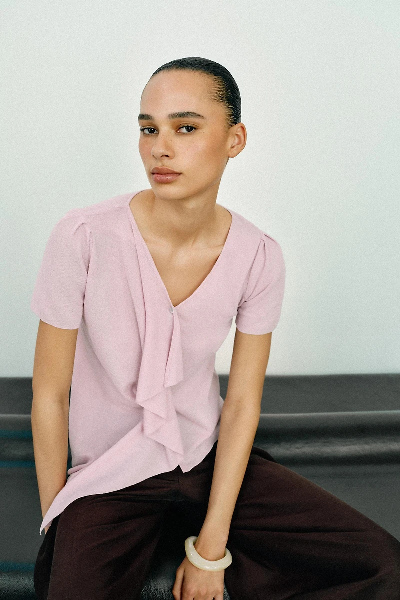 RUFFLED KNIT TOP