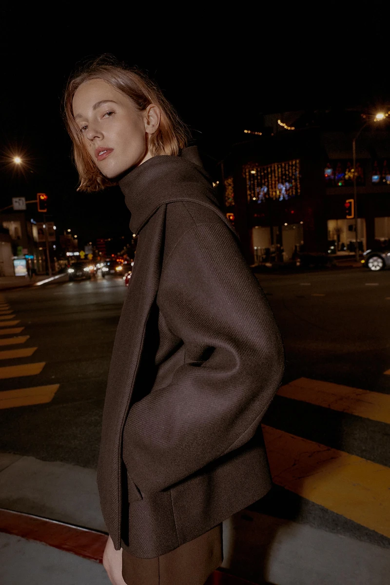 MANTEAU COURT AVEC ÉCHARPE EN LAINE