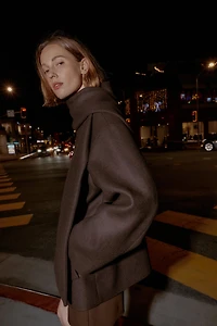 MANTEAU COURT AVEC ÉCHARPE EN LAINE