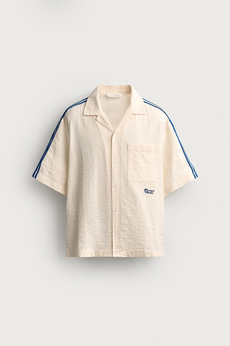 CHEMISE À BANDES AVEC BRODERIE EN CONTRASTE