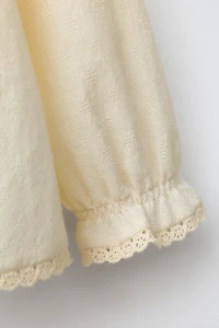CHEMISE À PLIS NERVURÉS ET DENTELLE