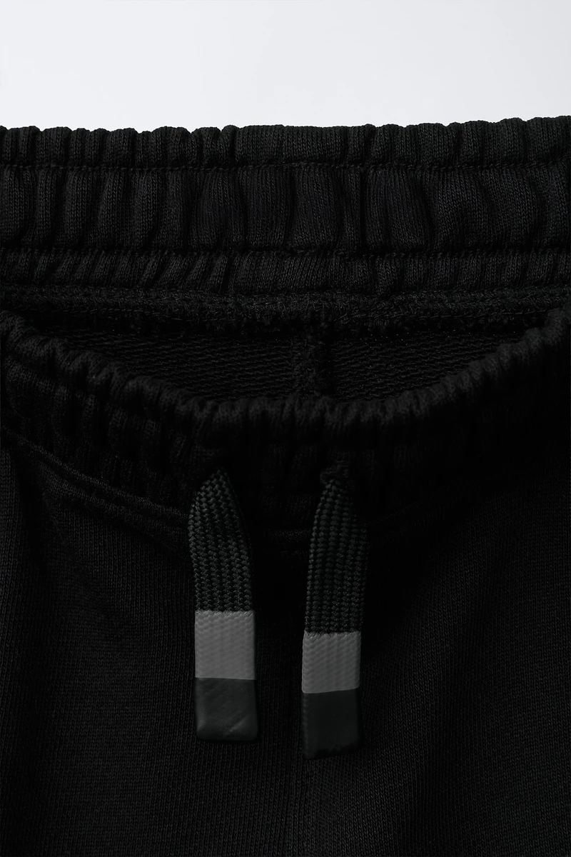 PANTALON EN MATIÈRES VARIÉES AVEC ÉTIQUETTE