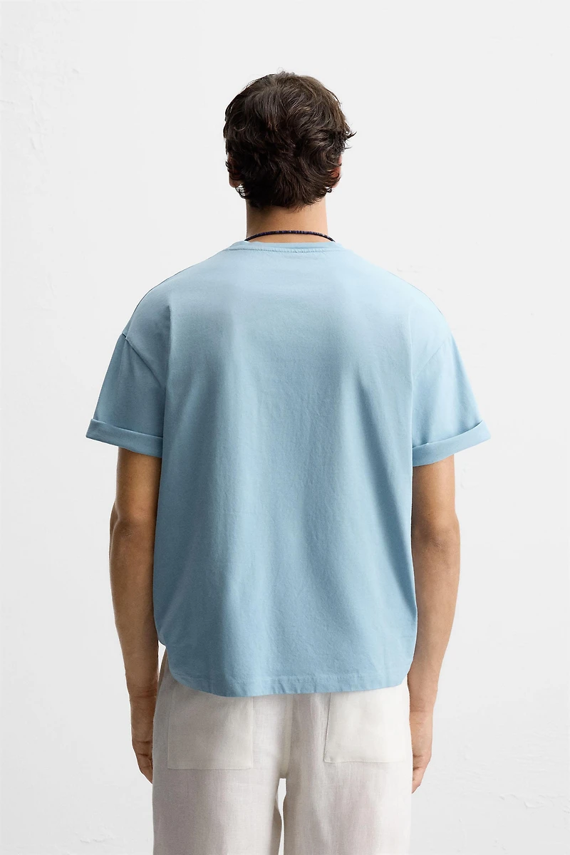 T-SHIRT AVEC INSCRIPTION EN RELIEF