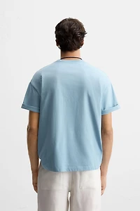 T-SHIRT AVEC INSCRIPTION EN RELIEF