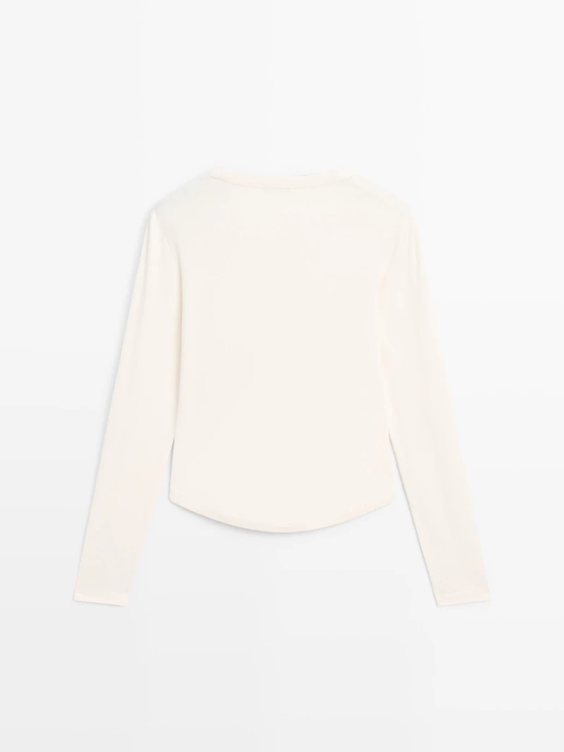 Long sleeve T-shirt with rounded hem