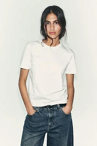 T-SHIRT À FLEUR SUR LE DEVANT