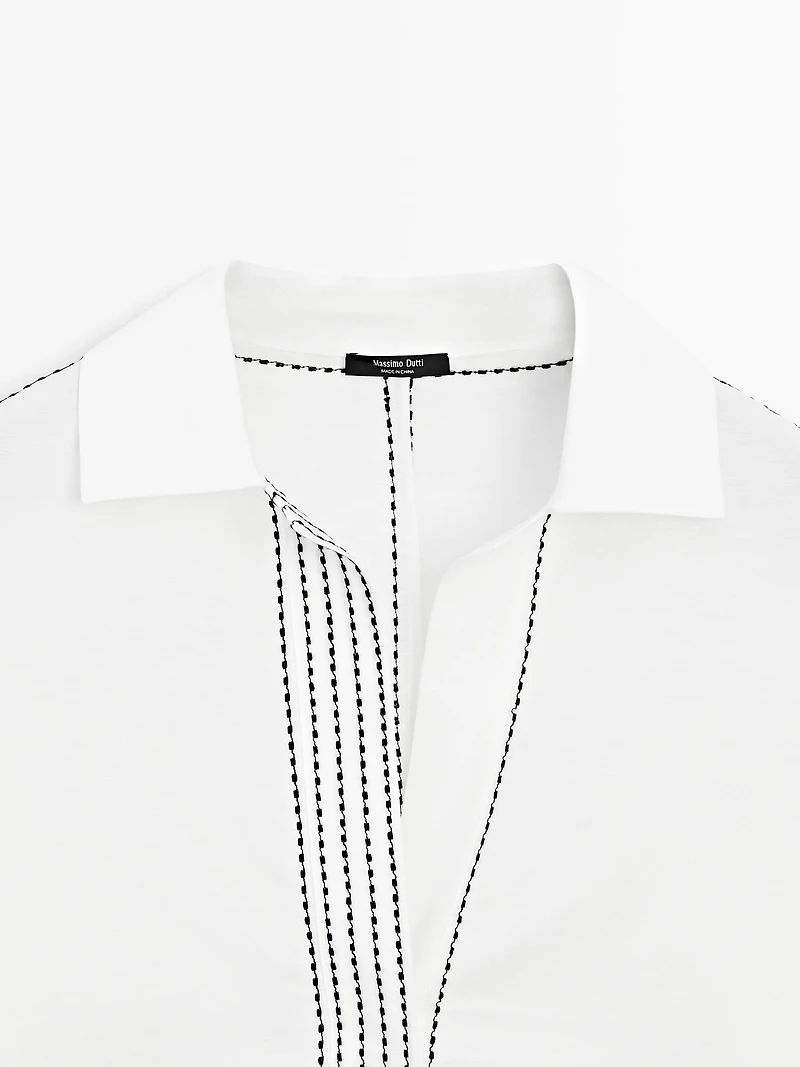 Loose-fitting blouse with contrast details