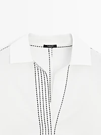 Loose-fitting blouse with contrast details