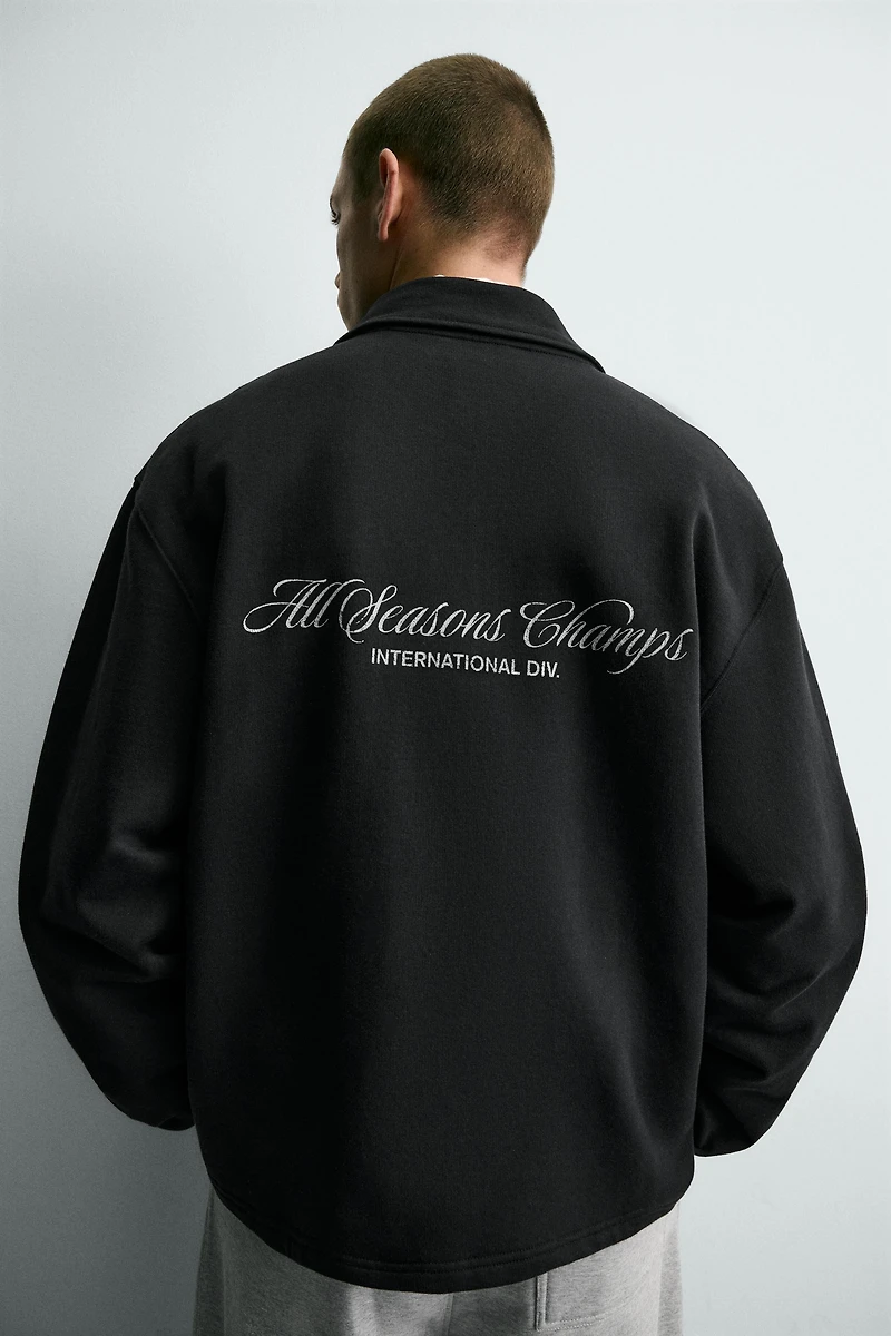 SWEAT COL ZIPPÉ INSCRIPTIONS