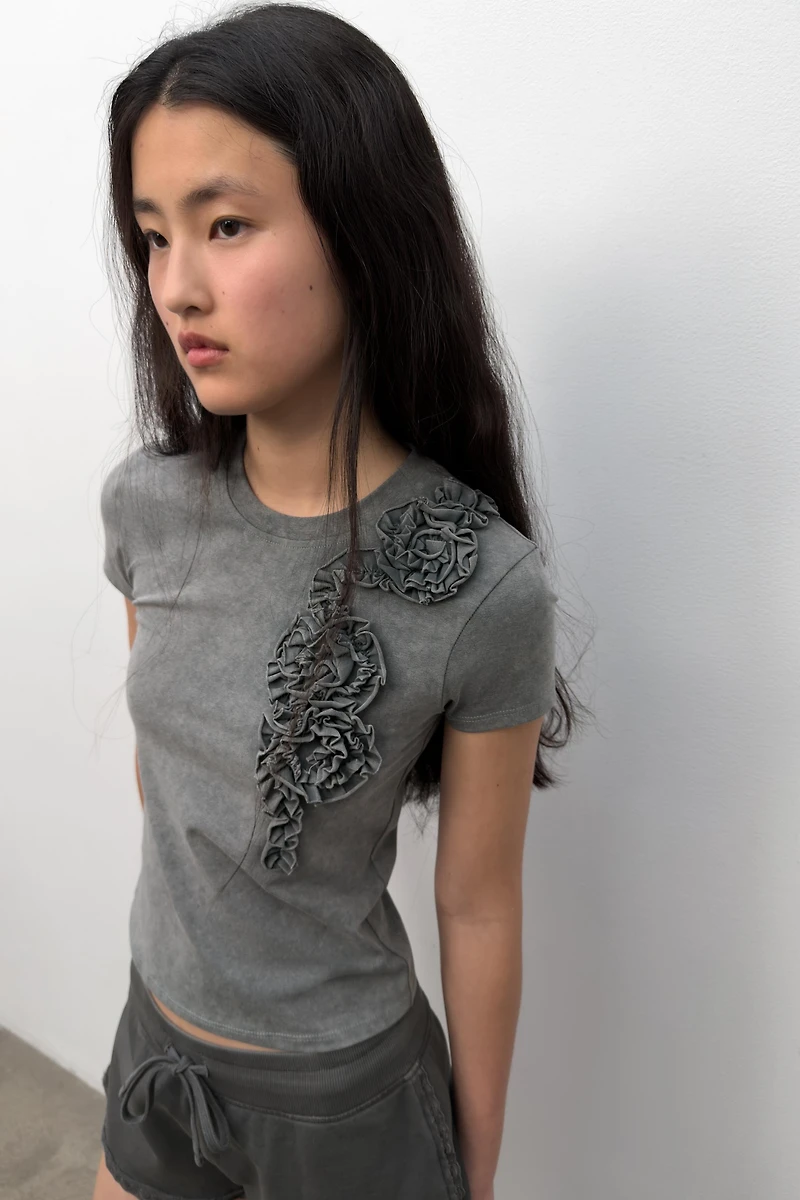 WASHED EMBOSSED FLOWER T-SHIRT