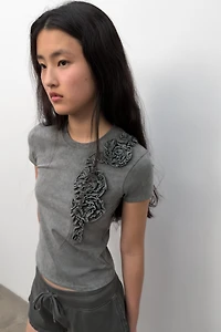 WASHED EMBOSSED FLOWER T-SHIRT
