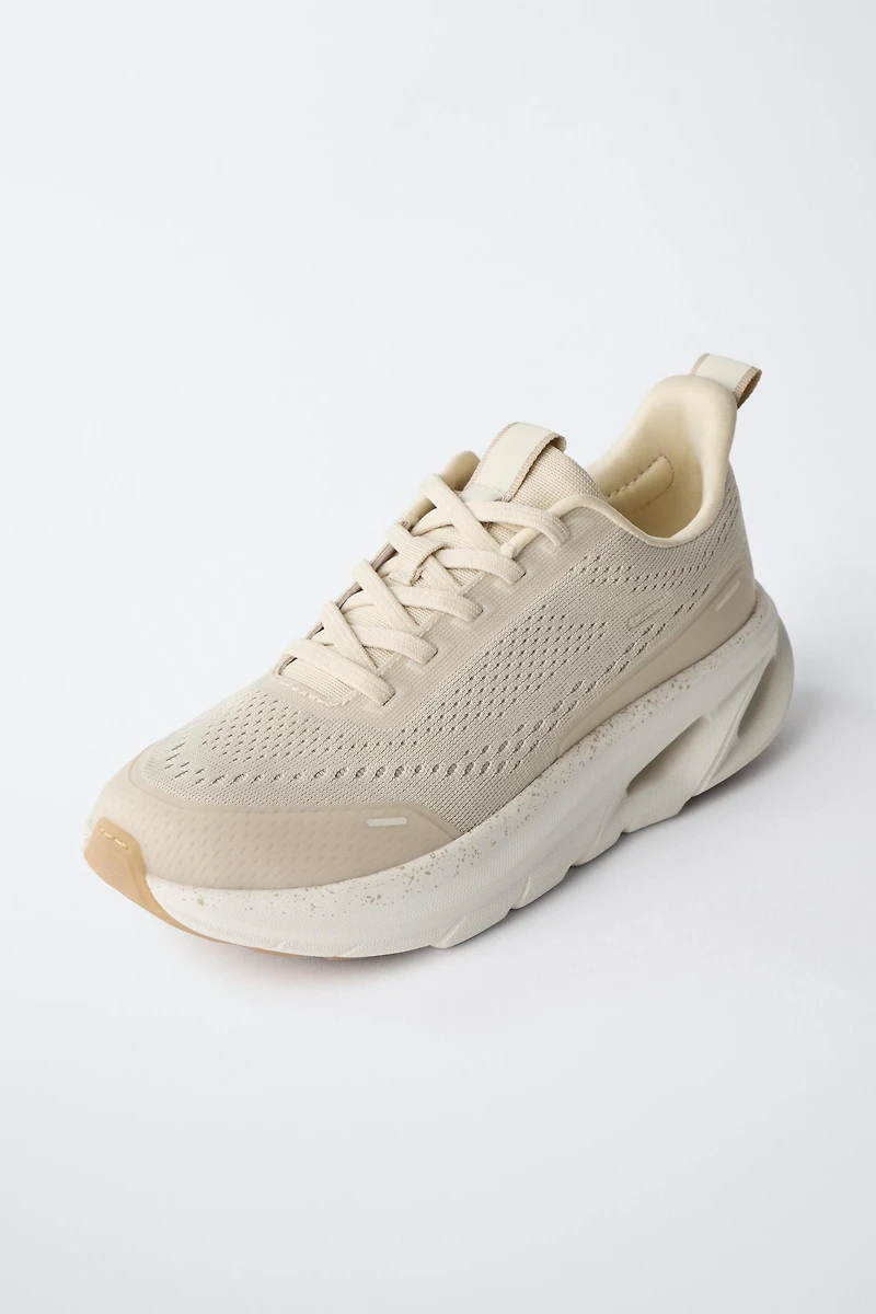 BASKET DE SPORT AVEC DÉTAIL SEMELLE