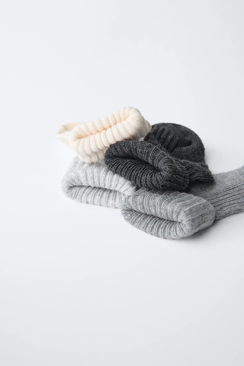 LOT DE QUATRE PAIRES CHAUSSETTES EN BOÎTE