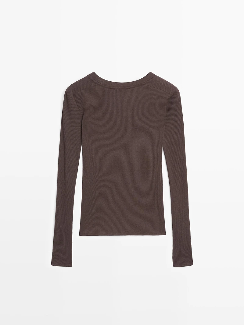 Ribbed V-neck T-shirt with long sleeves