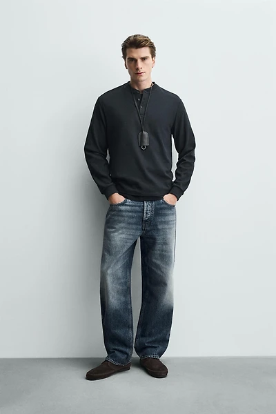 TEXTURED HENLEY COLLAR T-SHIRT