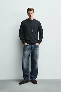 TEXTURED HENLEY COLLAR T-SHIRT
