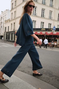 PANTALON EN MAILLE BRODERIES PERFORÉES