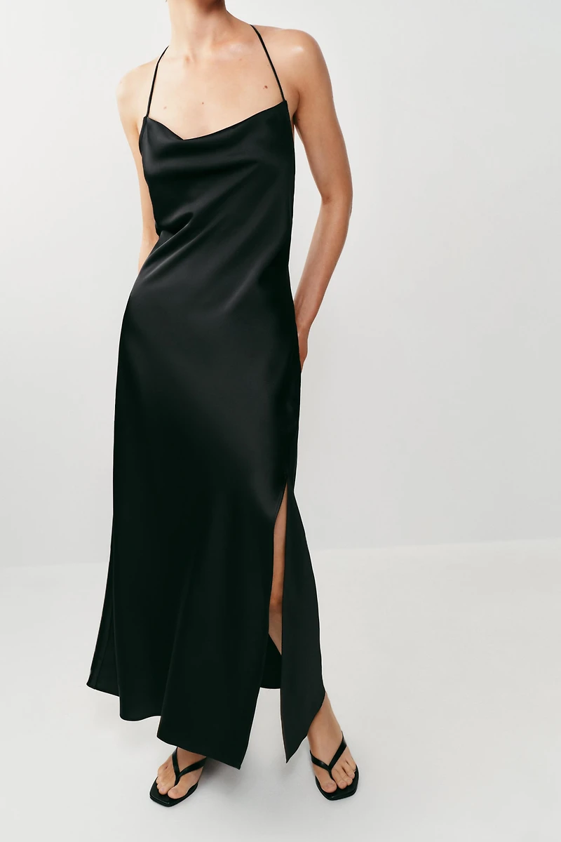 ROBE LONGUE SATINÉE AVEC ACCESSOIRE AU DOS