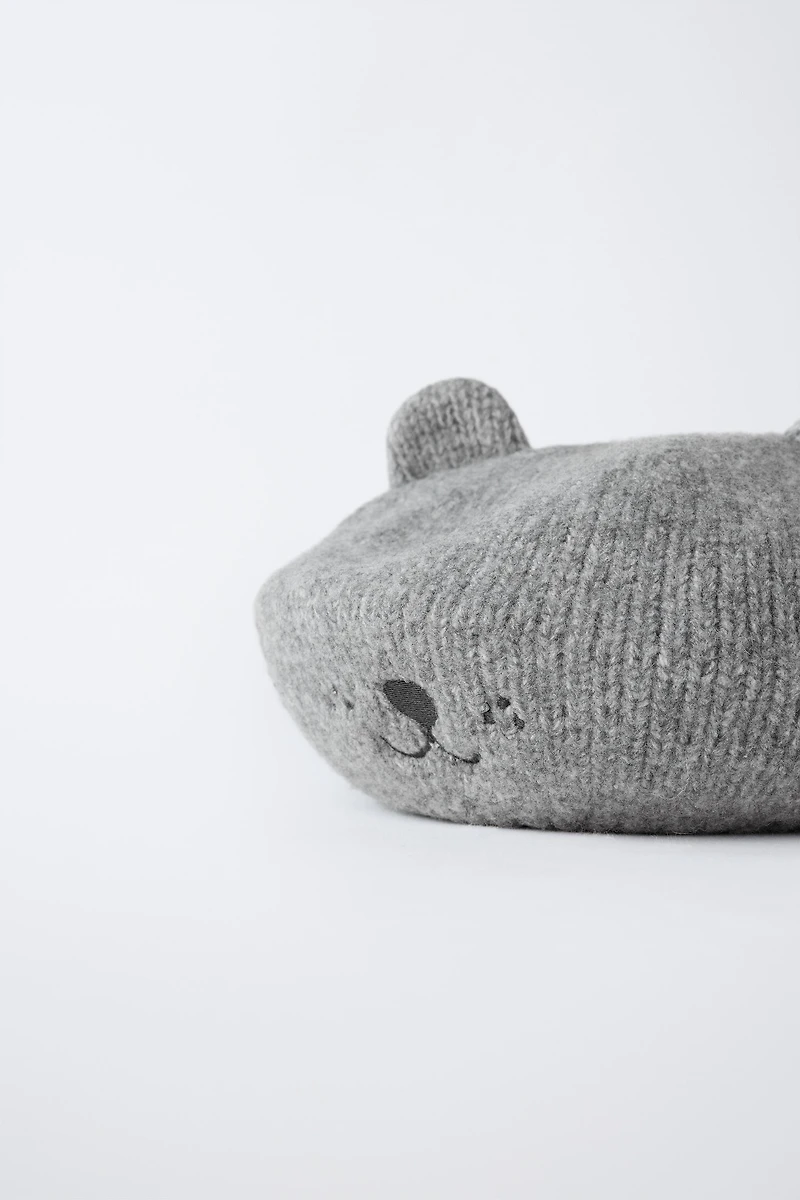 BÉRET EN MAILLE OREILLES BRODÉES