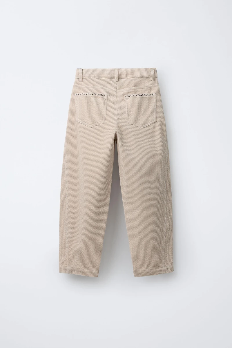 PANTALON BARREL EN VELOURS CÔTELÉ AVEC DÉTAIL BRODÉ