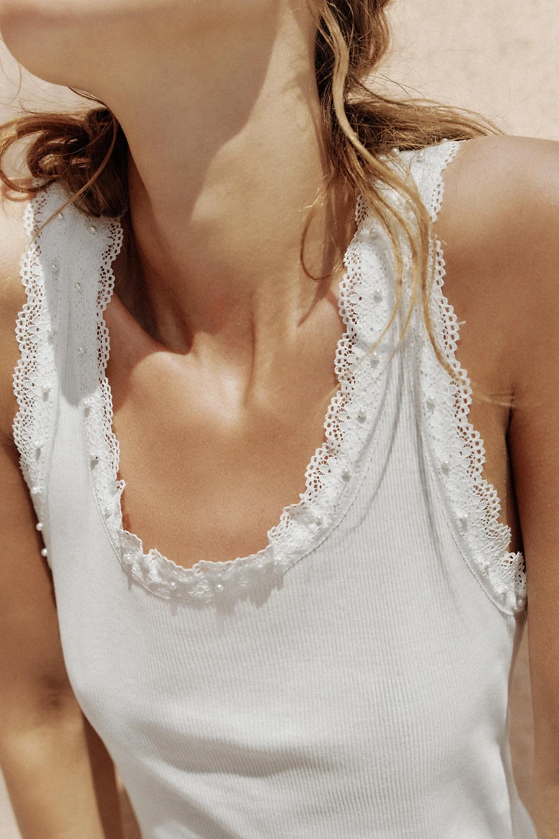TOP PERLES ET DENTELLE