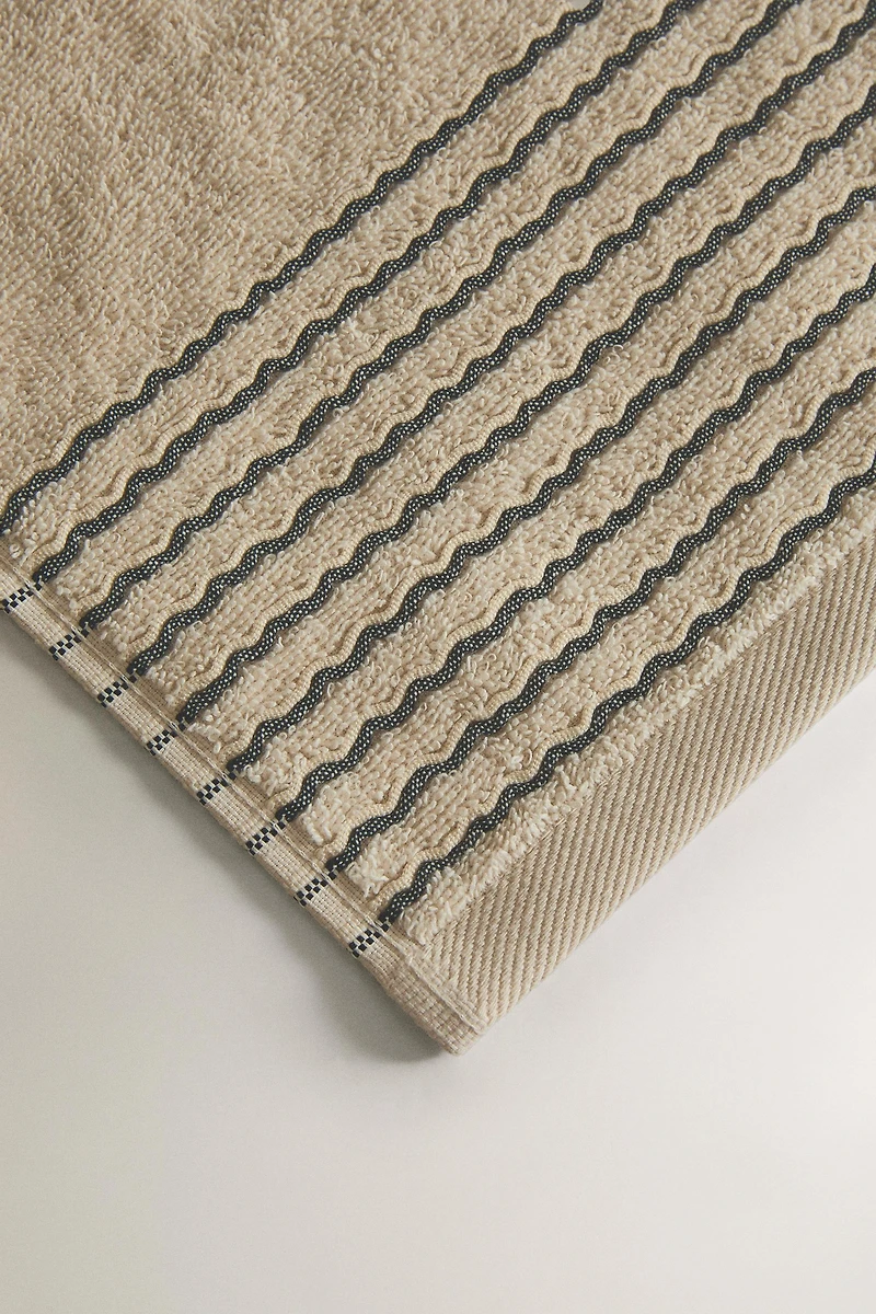 BATH TOWEL WITH PLEATED BORDER