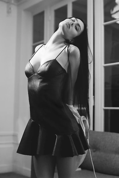 ROBE COURTE EN MATIÈRE SYNTHÉTIQUE À VOLANTS