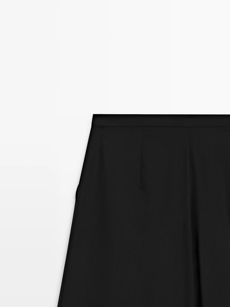 Flowing trousers with darts