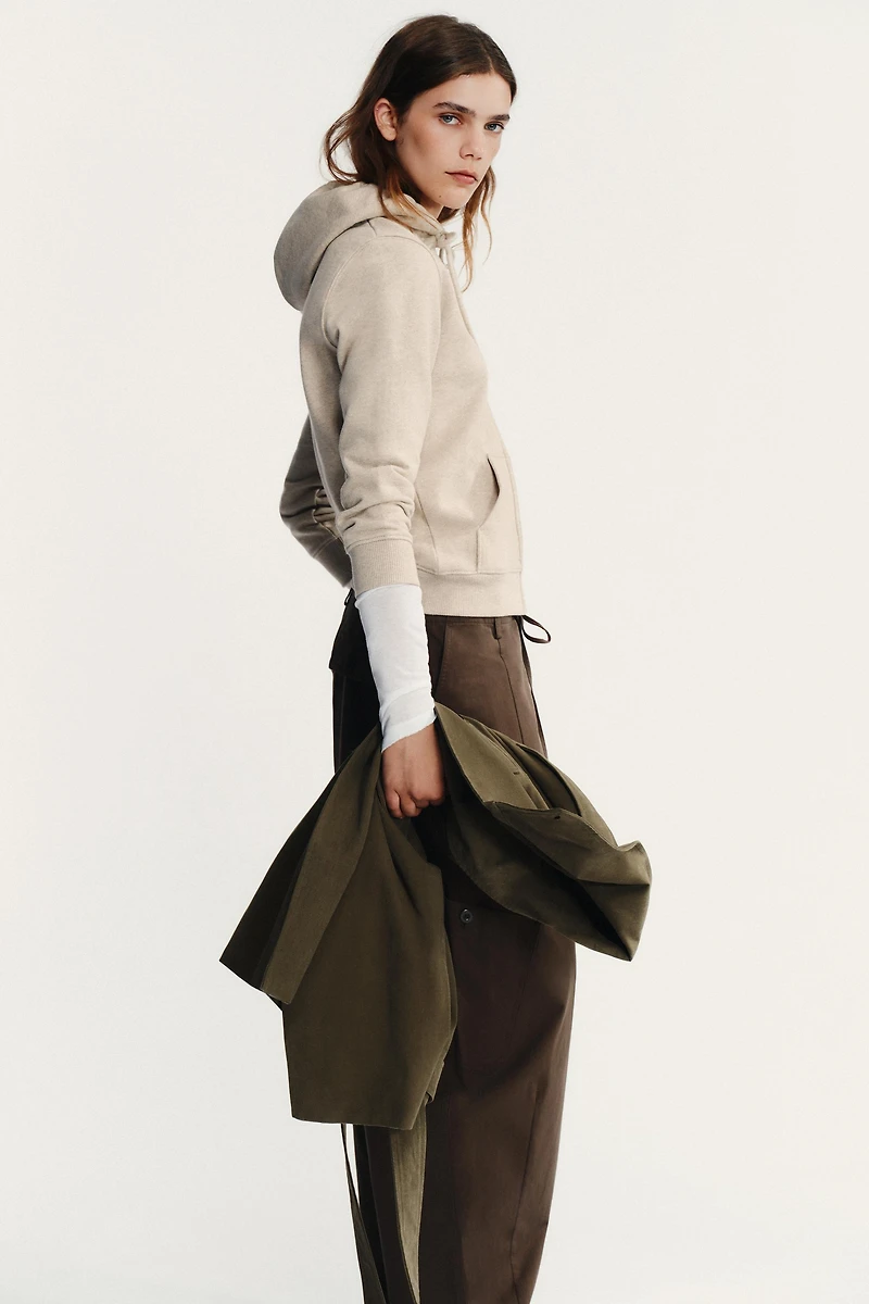 HOODED SWEATSHIRT