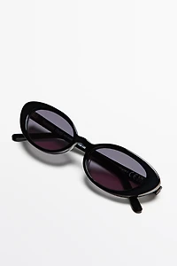 Lunettes de soleil étroites