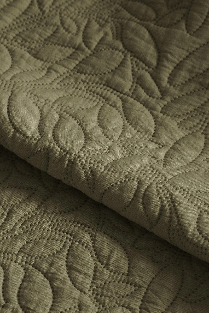 QUILTED QUILT WITH LEAVES