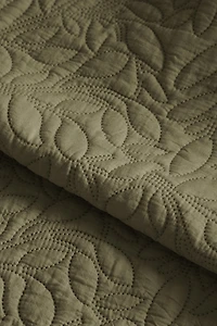QUILTED QUILT WITH LEAVES