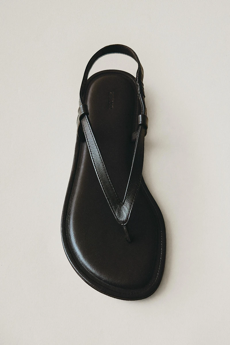 SANDALE PLATE EN CUIR