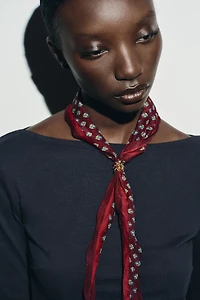 BANDANA IMPRIMÉ AVEC SOIE ARAIGNÉE